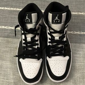 AIR JORDAN  high top - mid Retro. Black/white with grey swoosh